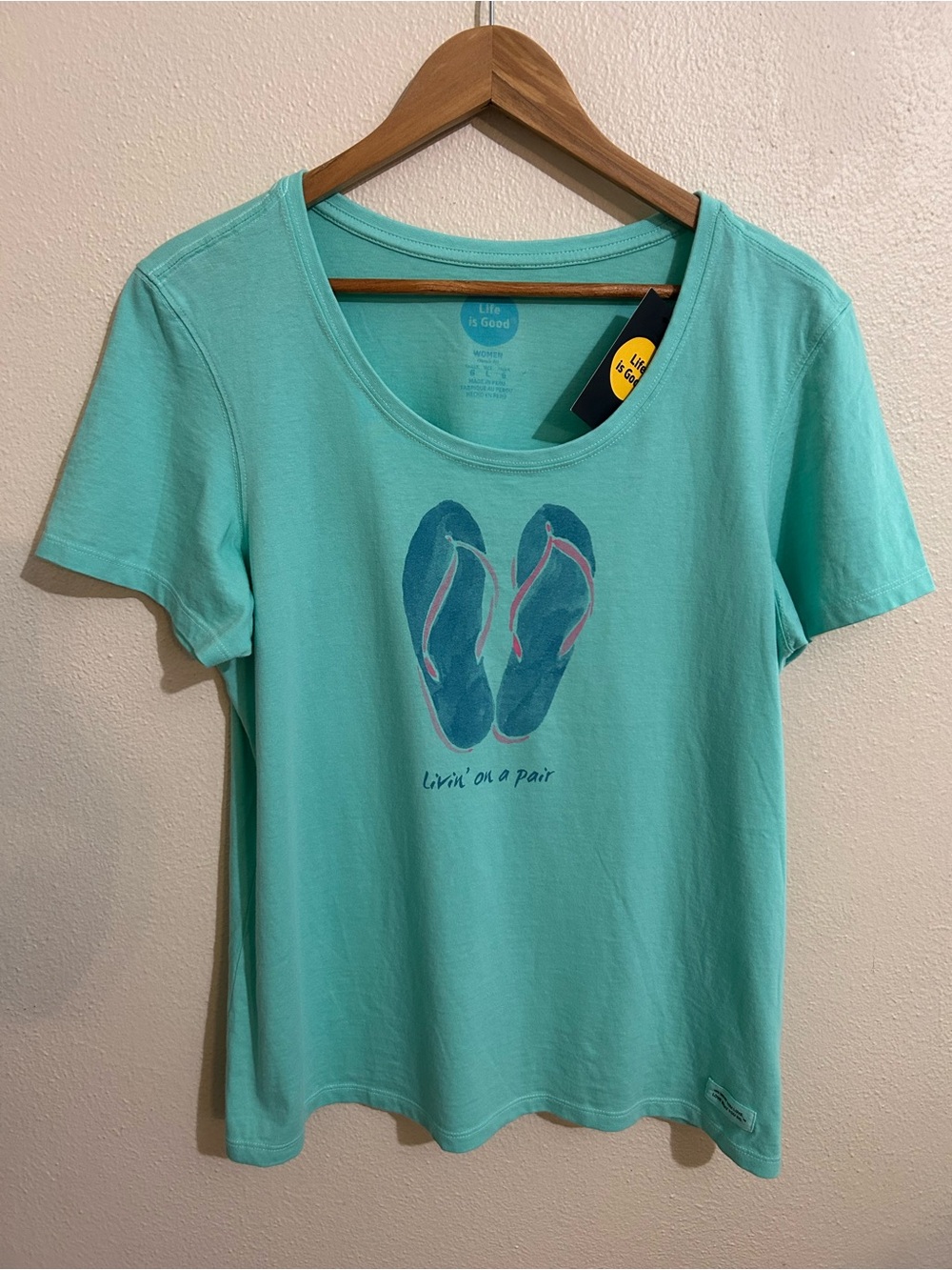 Life is Good Livin’ on a Pair Sandals Size Large Beach Shirt Green Blue Women’s